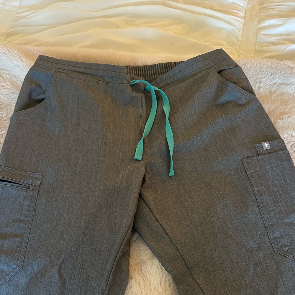 Figs like new Woman’s straight leg SZ M